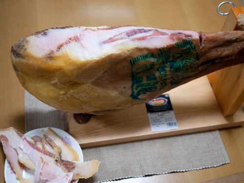 生ハム原木が一部切り取られた状態