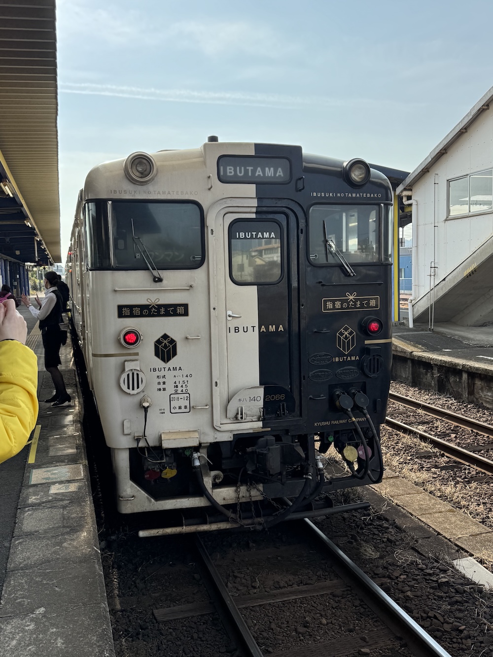 指宿のたまて箱の正面。車体の片側が白、反対側が黒の二色に塗られている