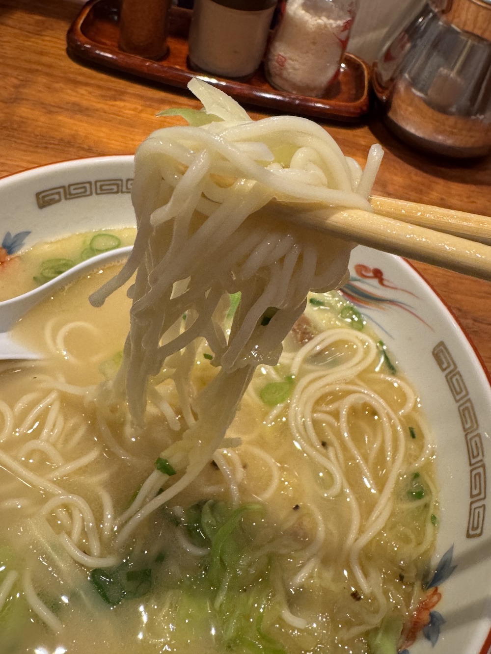 こむらさきのラーメンの麺を持ち上げたところ